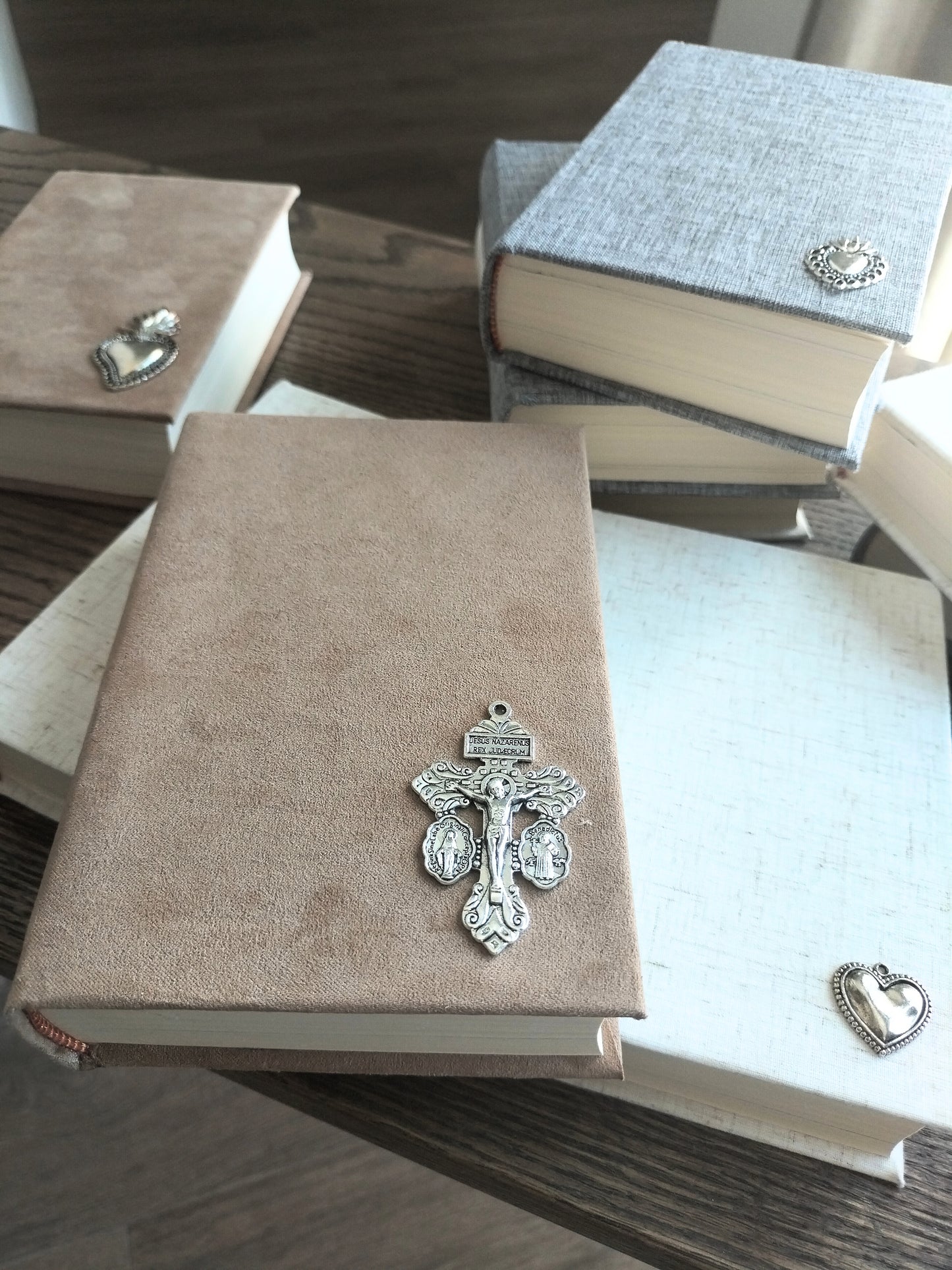Biblia Forrada con Detalle de Metálico