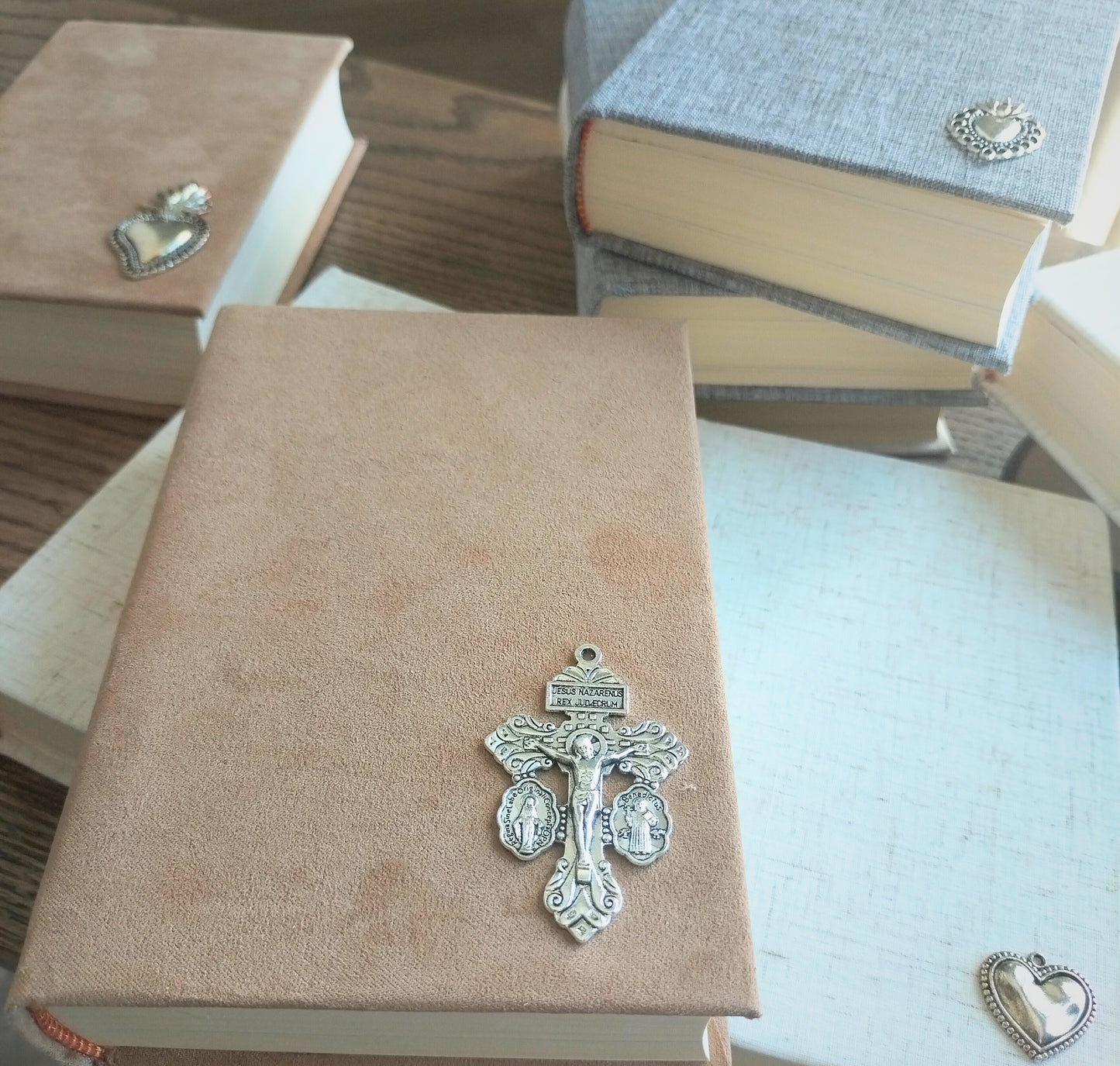 Biblia Forrada con Detalle de Metálico