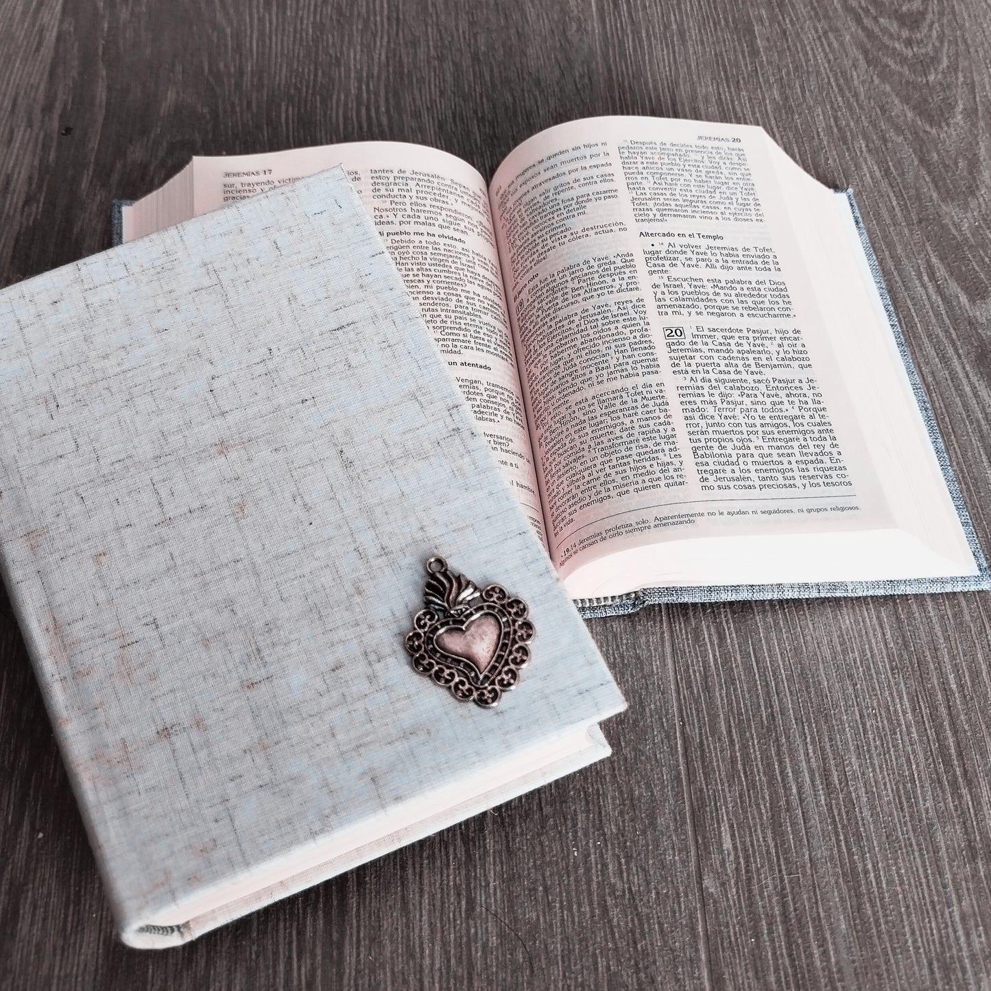 Biblia Forrada con Detalle de Metálico