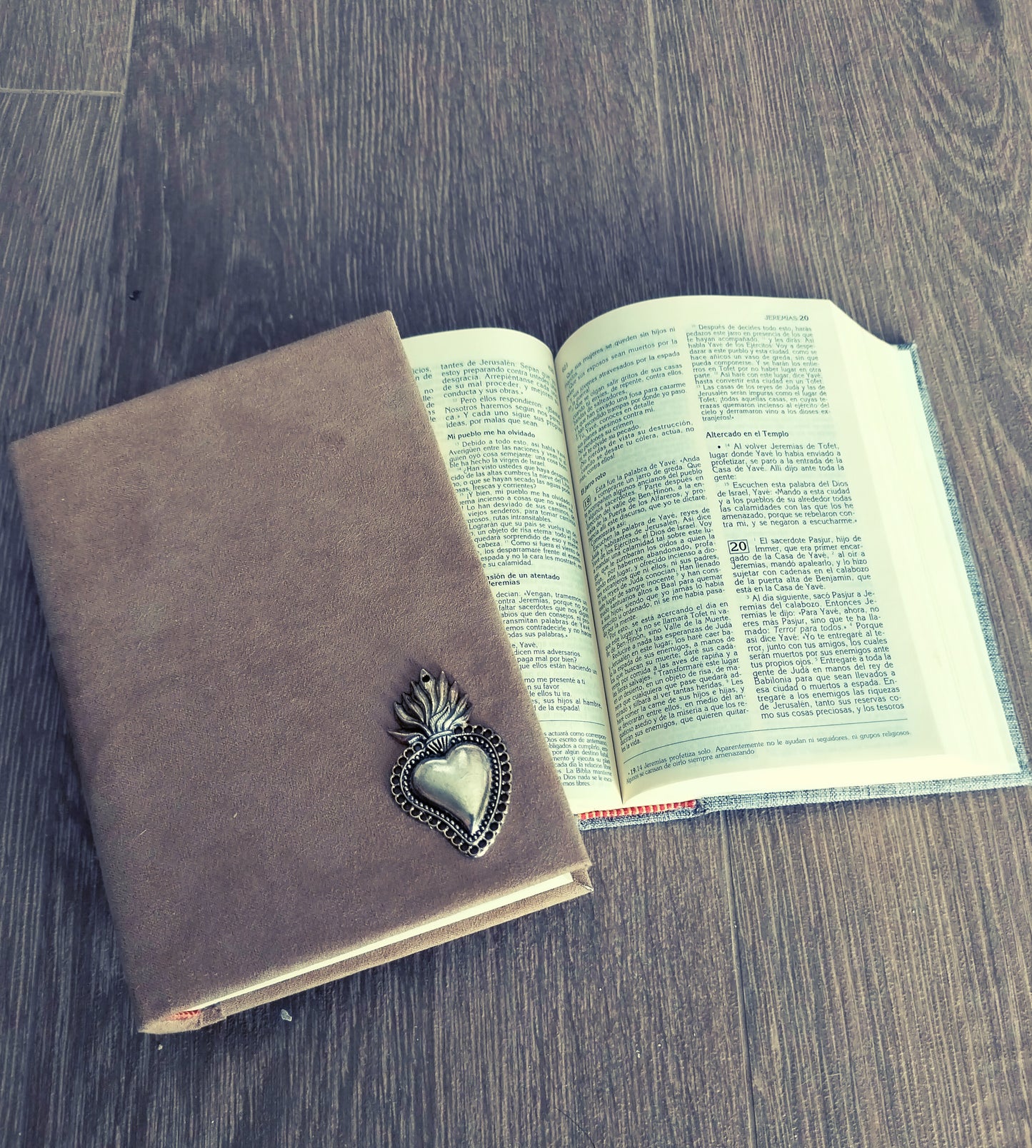 Biblia Forrada con Detalle de Metálico
