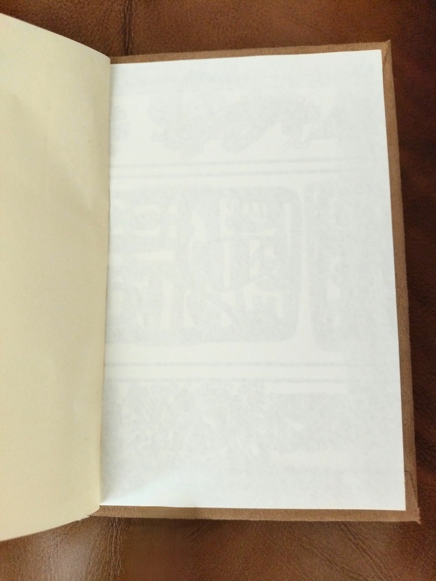 Biblia Forrada con Detalle de Metálico