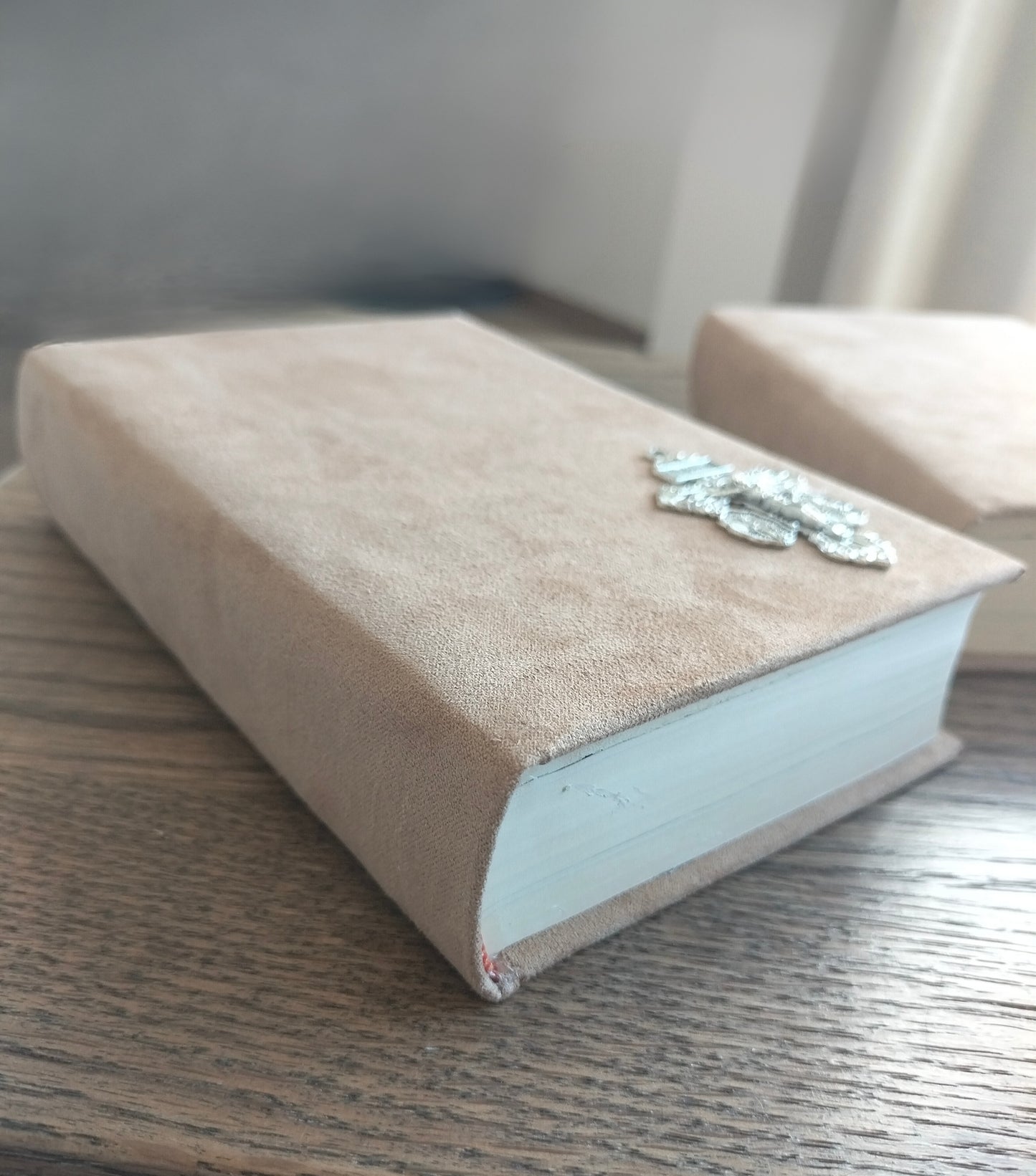 Biblia Forrada con Detalle de Metálico
